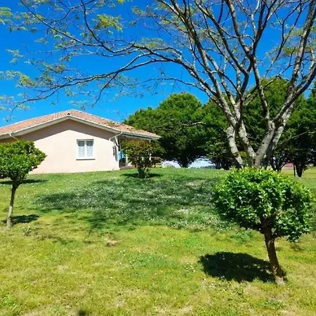 L'allee Des Charmes Holiday home *